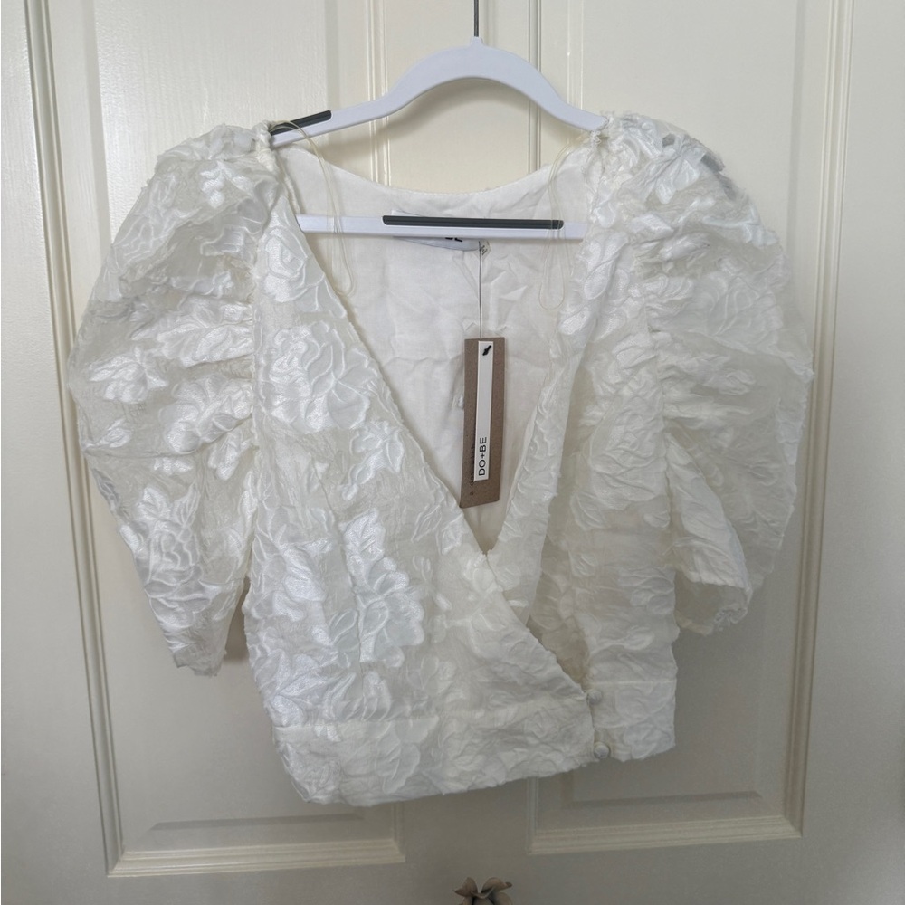 NWT DO+BE White Floral Cropped Blouse